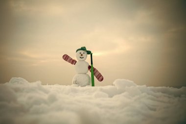 Beysbol sopası ile kardan adam.