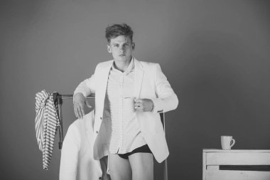 Gömlek, ceket ve iç çamaşırı giyen maço