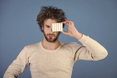 Adam yakışıklı bir yüz. Sağlık ve tıp, akşamdan kalma.