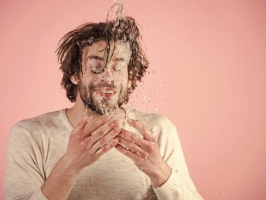 Adam yakışıklı bir yüz. Ferahlık ve sağlık.