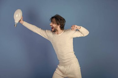 Adam yakışıklı bir yüz. Çözüm ve karar