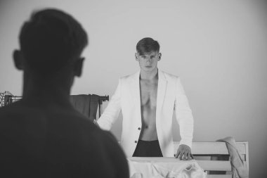 Adam beyaz ceket ayakta panosu kas gövde ile