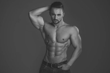 Erkek vücut bakımı iyileştiriyor. Koç sporcu çıplak göğüs kot pantolon ile.