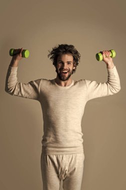 Erkek vücut bakımı iyileştiriyor. Sporcu, adam gri arka plan üzerinde.