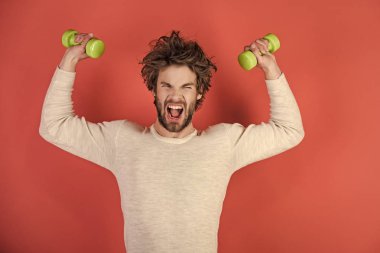 Erkek Bakım iyileştiriyor. Adam kırmızı zemin üzerine bağırarak sporcu,.