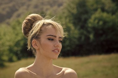 Şehvetli kadın. Moda model glamour stil portre olan seksi kadın sarışın saç modeli, makyaj ve yaz ruh hali.