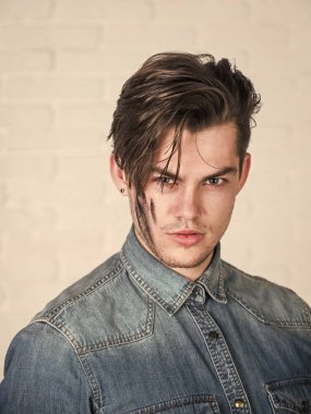 Ciddi adam. Adam mavi jean gömlek beyaz arka plan üzerinde poz