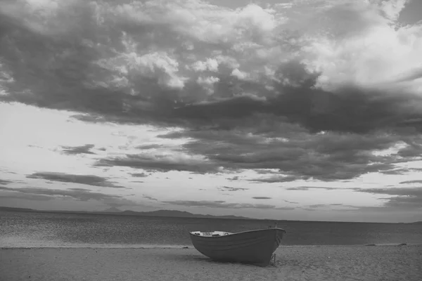 Bateau de pêcheurs au bord de la mer, sur le sable au coucher du soleil avec horisont mer sur fond. Bateau de pêche sur la plage en soirée. Concept de voyage et de repos. Fond de la mer avec vagues et ciel avec nuages après la tempête . — Photo