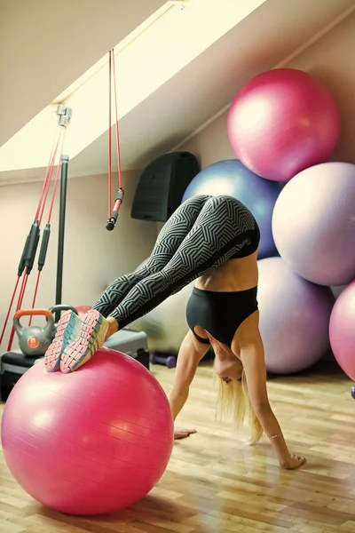 Kız desteklenmektedir. Sorunları kızlar yüz. Denge, dayanıklılık, güç kavramı