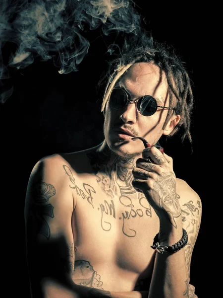 Yakışıklı adam yüz. Tütün ve nikotin