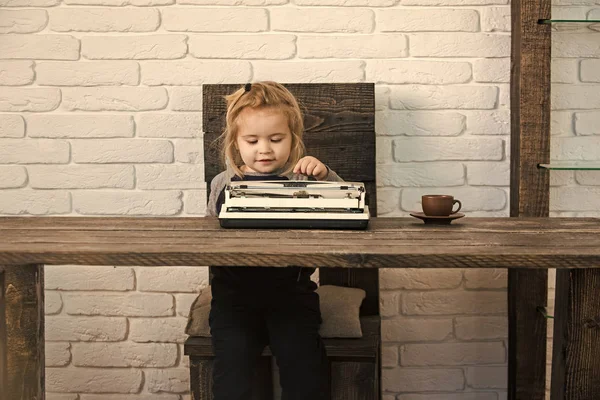 Счастливый ребенок веселится. мальчик или улыбающийся бизнесмен ребенок с пишущей машинкой — стоковое фото