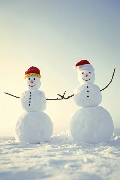 Nieuwjaar sneeuwpoppen van sneeuw in KERSTMUTS. — Stockfoto