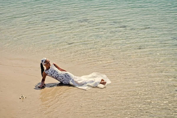 Boldog asszony. Tenger strandon fekvő nő — Stock Fotó