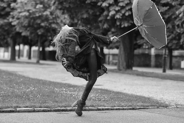 Ευτυχισμένη γυναίκα. Νεαρό κορίτσι με κόκκινη ομπρέλα — Φωτογραφία Αρχείου