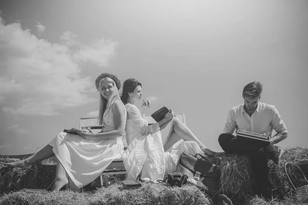 Donne felici o ragazze che leggono libri sulla panchina — Foto Stock