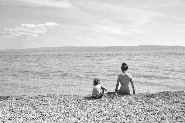 Bambini che giocano con i giocattoli. madre e figlio sulla spiaggia — Foto Stock
