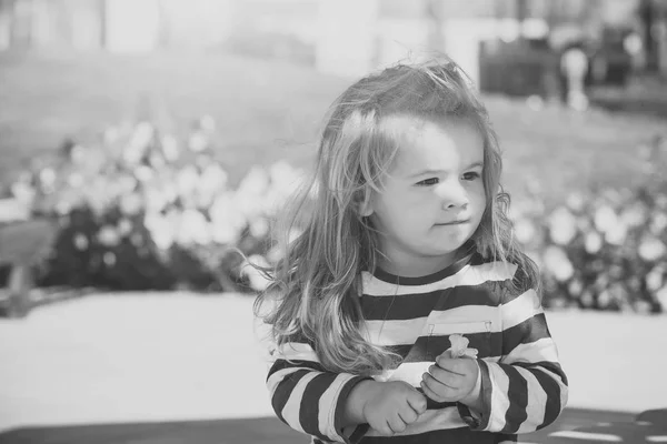 Retrato de cara de niña en tu anuncio. Concepto de infancia y felicidad . — Foto de Stock