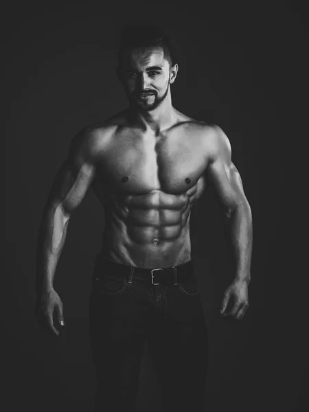 Los hombres curan el cuidado corporal. Cara de hombre guapo. Entrenador deportista con pecho desnudo en jeans . —  Fotos de Stock