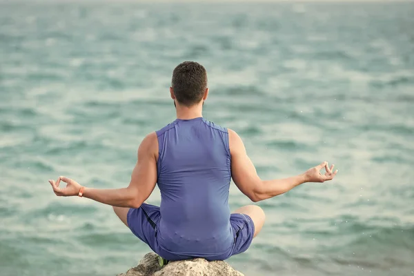Los hombres curan el cuidado corporal. yogui teniendo meditación en la playa . — Foto de Stock