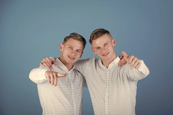 Models standing on blue background — Stock Photo, Image