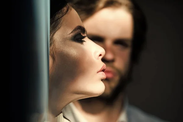 Prelude - çift aşık. Kadın yüz profil arka plan üzerinde bulanık adamla — Stok fotoğraf