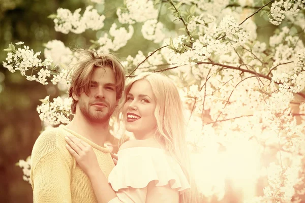 Romantik Çift yatakta yatıyordu. Bahar, Doğa, çevre