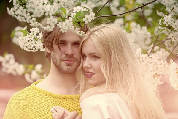 Romantik Çift yatakta yatıyordu. Bahar, Doğa, çevre.