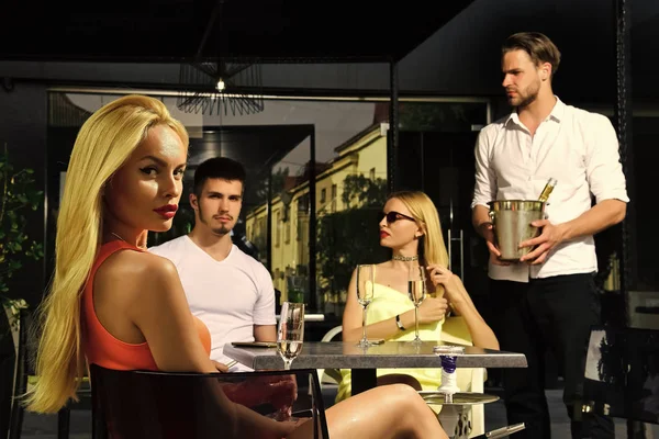 Друзья пьют шампанское в кафе на открытом воздухе — стоковое фото