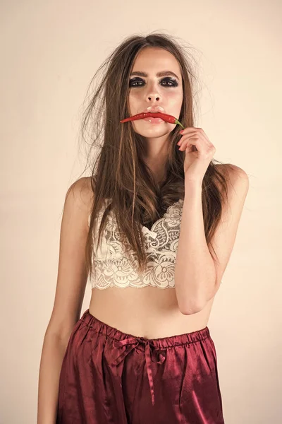 Αισθησιακή γυναίκα σώμα. Κορίτσι ή γυναίκα κατέχουν κόκκινο πιπέρι στο στόμα — Φωτογραφία Αρχείου