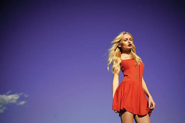 Corps de femme sensuelle. femme en été sur fond de ciel bleu . — Photo