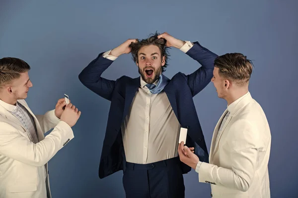 Здивований бізнесмен кричить і тягне волосся — стокове фото
