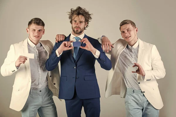 Üç adam boş kart tutan