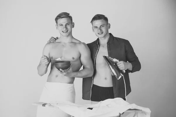 Брати-близнюки посміхаються вдома — стокове фото