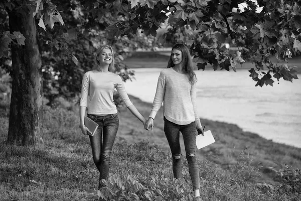 Dwie Młode Dziewczyny Przyjaciele Trzymać Się Ręce Spacery Wzdłuż Rzeki — Zdjęcie stockowe