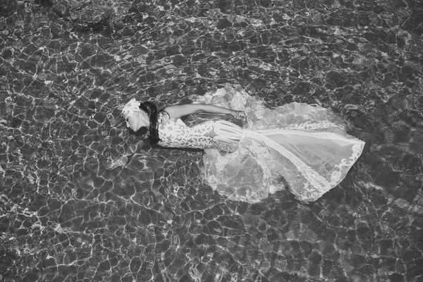 Mujer belleza de cara. Chica acostada en el agua de mar — Foto de Stock
