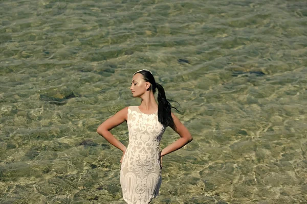 Beauté du visage de femme. Fille debout dans l'eau de mer — Photo