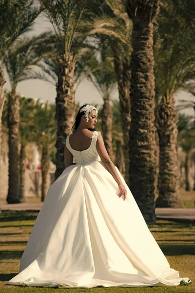 Жінка стикається з красою. Жінка в білій весільній сукні, вид ззаду . — стокове фото