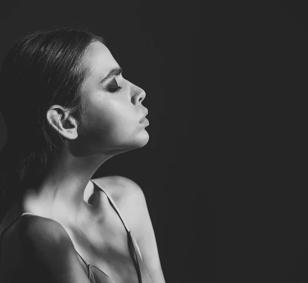 Donna faccia bellezza. Donna con ombretto trucco su sfondo nero — Foto Stock