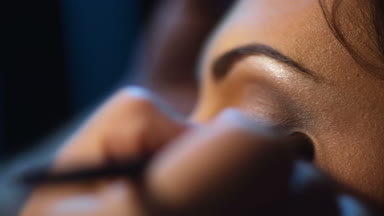 Makyaj sanatçısı için çekici bir genç kadın makyaj uygulamak. Makyaj genç kız için. Genç kız Güzellik Salonu.