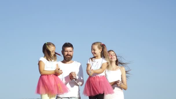 Happy holi. Enfants caucasiens jouant avec les couleurs. Enfants caucasiens célébrant holi - festival des couleurs . — Video