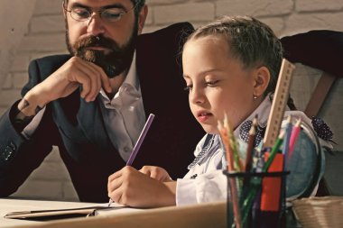 Okula dönüş. Çocuk ve adam okul malzemeleri ile resepsiyon tarafından oturmak