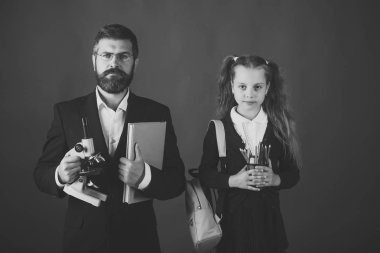 Okula dönüş. Adam ve kız ve okul üniforması. Öğretmen ve öğrenci