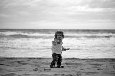 Çocukluk. Sahilde erkek sevimli bebek