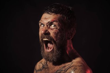 Moda model adam fece kapatın. Yüz adam mutlu duygu ile. Hipster sakallı bıyık Not siyah arka plan üzerine korku ile