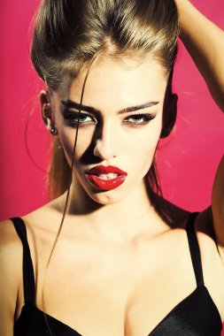 Moda modeli kadın fece kapatın. Mutlu duygu ile kadın yüz. Güzel bir kadın portresi