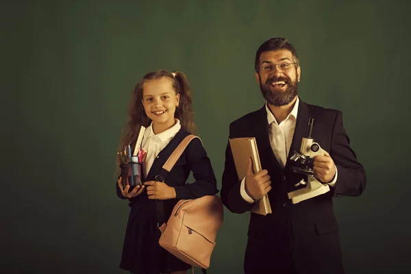 De volta à escola. Sala de aula e conceito de educação alternativa. Homem e menina — Fotografia de Stock