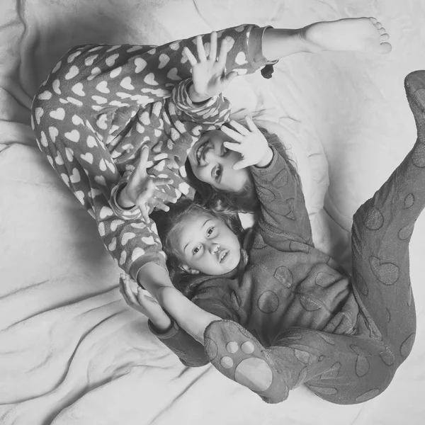 Barn barndom barn lycka koncept. Barn i pyjamas ha kul i sängen, ovanifrån — Stockfoto