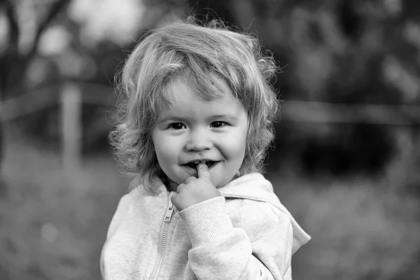 Barndomen. Baby pojke på naturen — Stockfoto