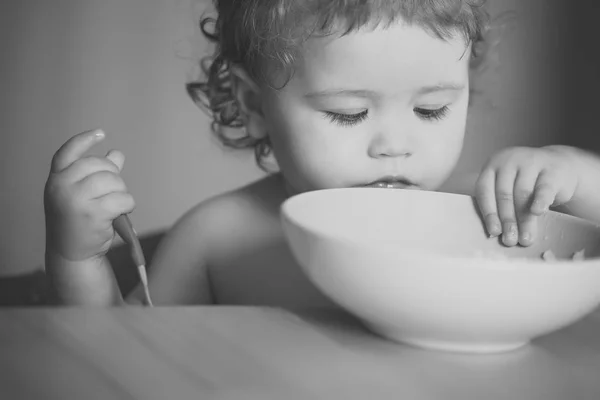 Jeugd. Portret van mooie babyjongen eten — Stockfoto