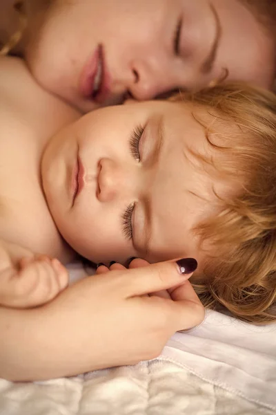 Mother sleeping with baby — Stock Photo, Image